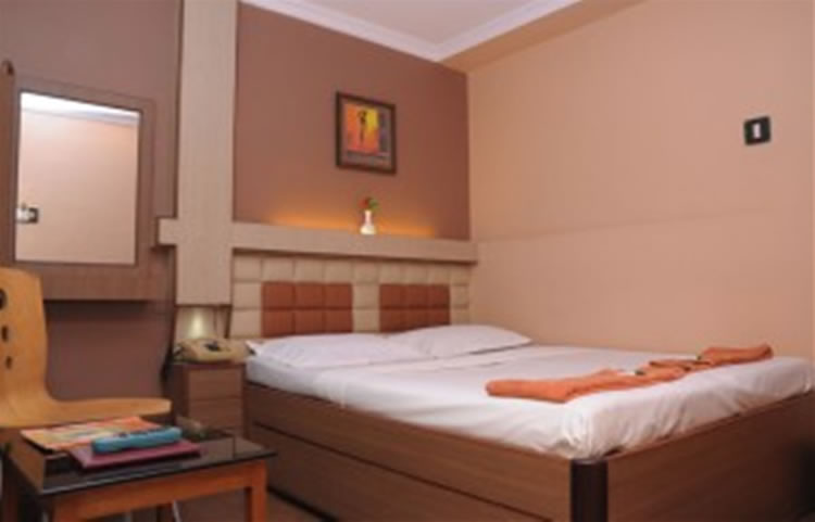 Hotel Maneck standard double bedded room