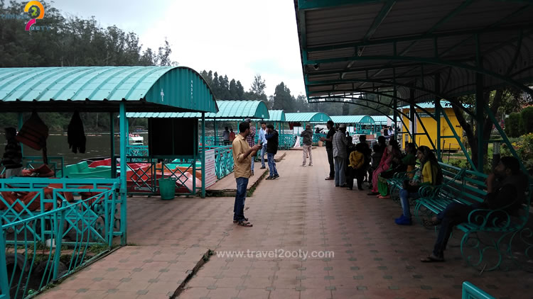 people waiting for boat ride